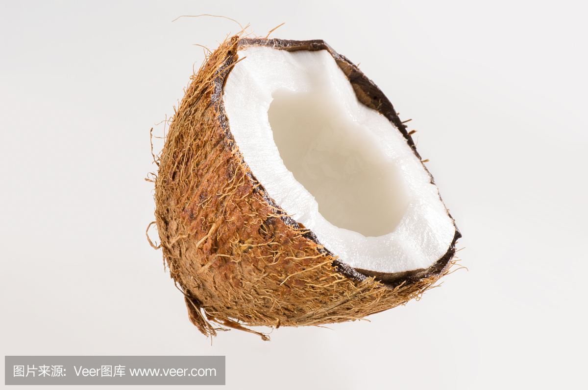白色孤立背景上的新鮮椰子。